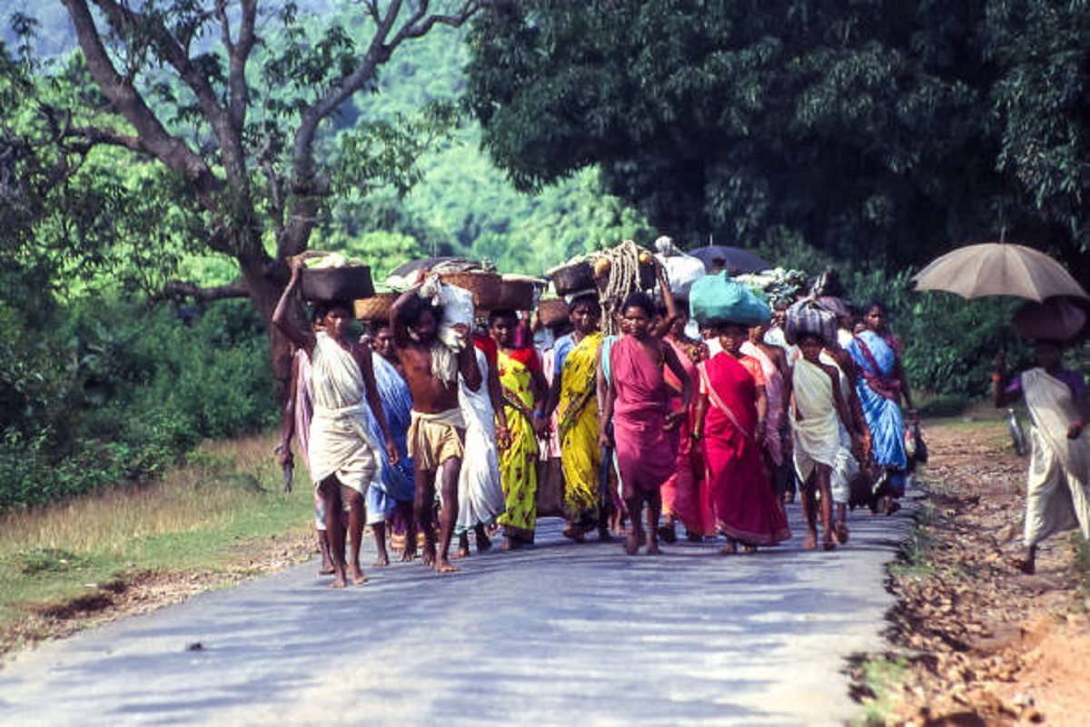 Orissa, Odisha, India - aug 21, 1996:  a large group of farmers seem to march in parade towards the weekly market which is held near their village. The "Quarto Stato" in an Indian version.   Historical archive slide photo.
